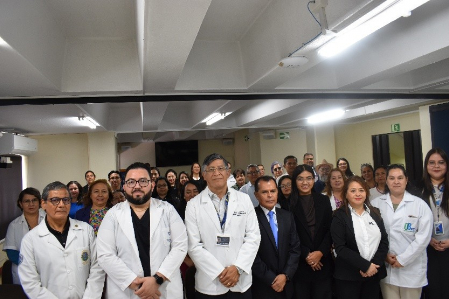 Participantes a la conferencia y visita técnica al INACIF