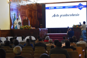 Fotografía 1. Palabras de bienvenida al acto por la Dra. Alice Burgos, Directora General de Investigación de la USAC.