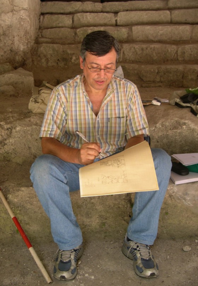 Juan Antonio Valdés en el sitio arqueológico La Blanca, Palacio de Oriente