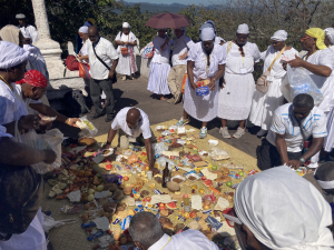 Figura 1. Comunidad garífuna presentando ofrendas, en la estación final del Viacrucis, Esquipulas, 8 de enero de 2024. 