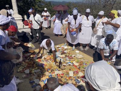 Figura 1. Comunidad garífuna presentando ofrendas, en la estación final del Viacrucis, Esquipulas, 8 de enero de 2024. 