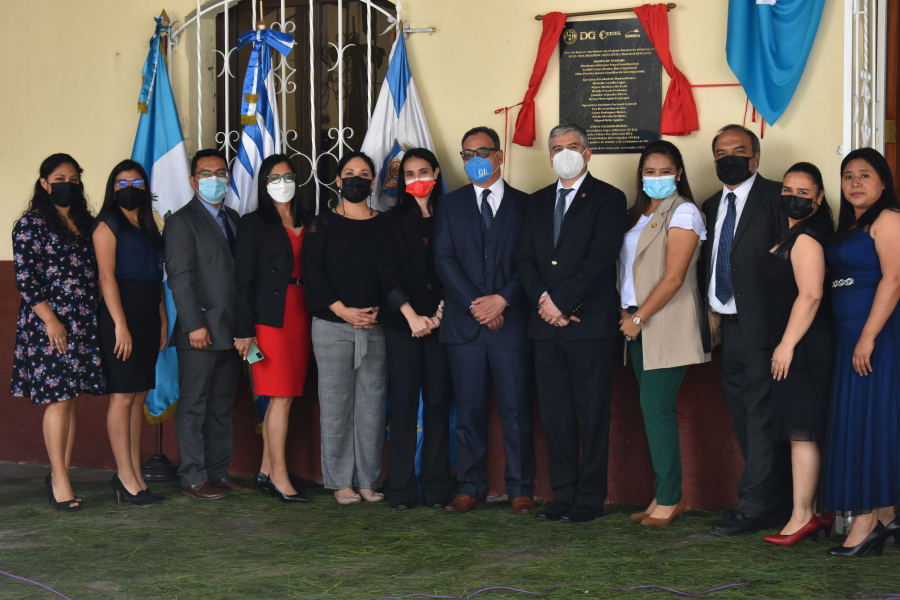 Equipo de investigación, autoridades y colaboradores durante la entrega del archivo histórico del Instituto Nacional Central.