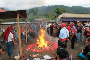 Durante algunos períodos de la historia del país, a los pueblos mayas les fue vedado el acceso a los sitios sagrados y centros ceremoniales para ejercer el derecho a su espiritualidad. Ceremonia Maya en Hacienda Vieja, San José Poaquil, Chimaltenango. 