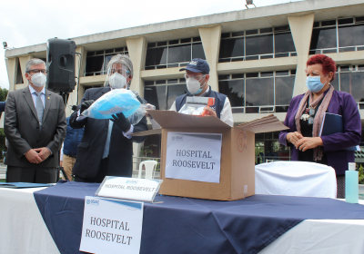 Dr. Félix Aguilar, Director General de Investigación, Ing. Alfredo Tobar representante de AIRE-USAC, Ing. Murphy Paiz, Rector de la USAC y la Ministra de Salud, Dra. Amelia Flores, durante la entrega del donativo. 