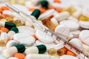 En la terapéutica de Guatemala hay disponibles un estimado de 140 principios activos clasificados en la categoría de antibióticos antibacterianos.