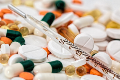En la terapéutica de Guatemala hay disponibles un estimado de 140 principios activos clasificados en la categoría de antibióticos antibacterianos.