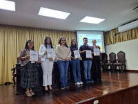 Participantes del foro y Dra. Alice Burgos